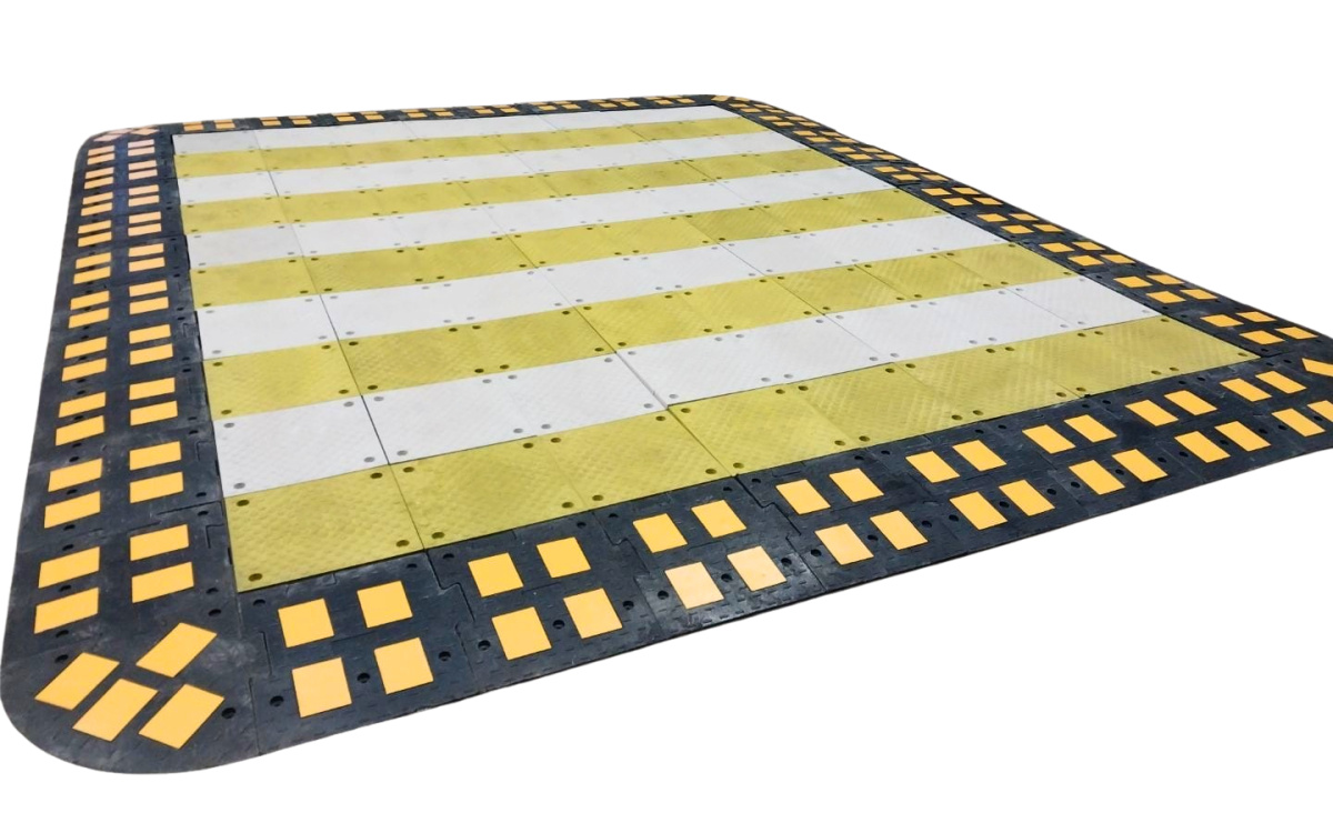 Приподнятый пешеходный переход из плитки с белыми и желтыми элементами Зебры 58 мм