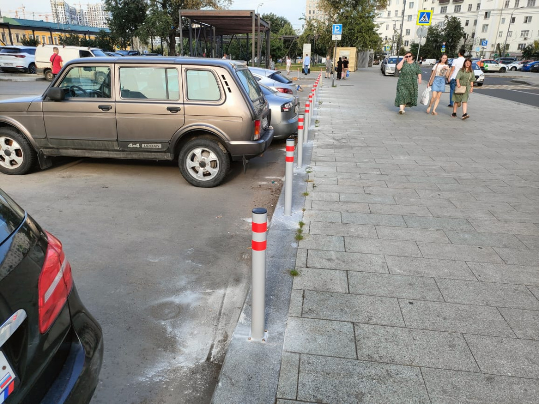 Парковочные столбики отделили парковку от пешеходной зоны - фото 2