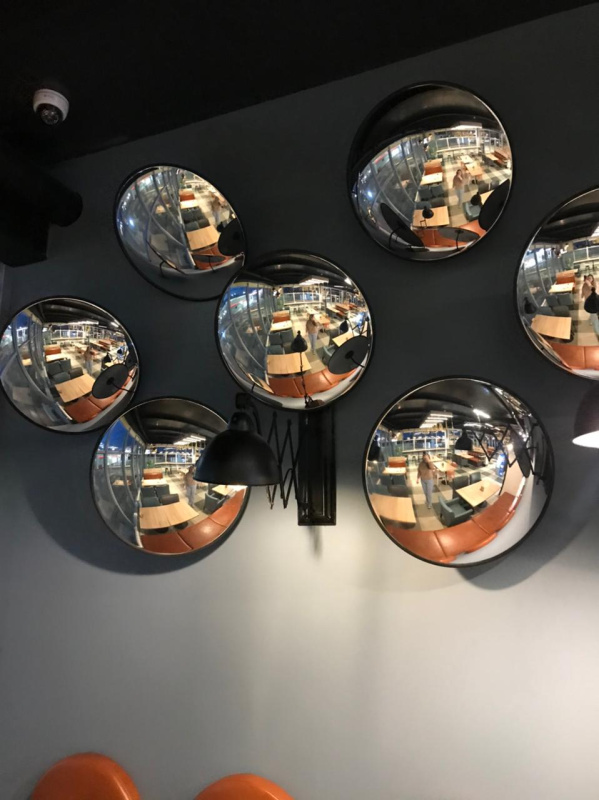 Оформление стены кафе «Баранка» с помощью зеркал сферических 400 мм, трасса М8