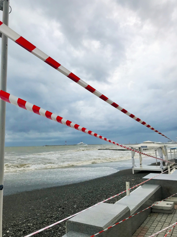 Оградительная лента для предотвращения проникновения людей на пляж во время шторма, Приморский пляж, г. Сочи