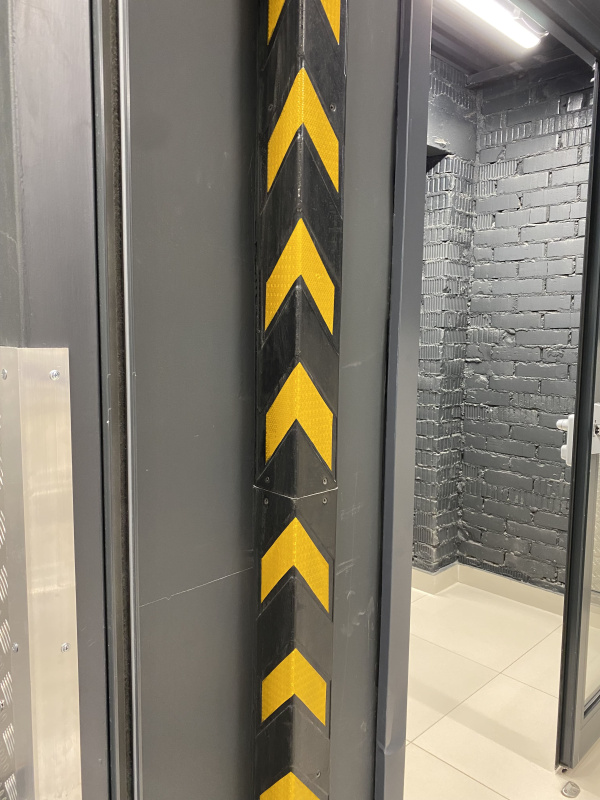 Угловая защита в лифтовом холле - фото 5