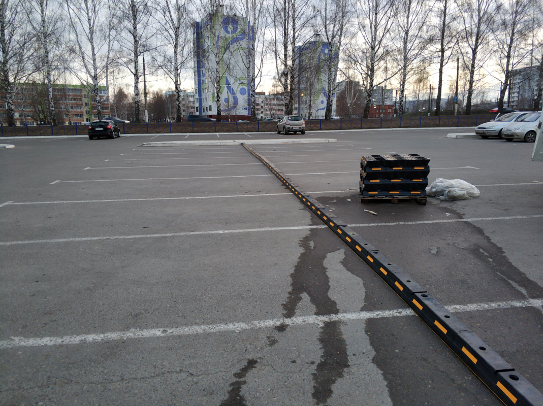Монтаж дорожных делиниаторов для разделения парковочных мест на парковке гипермаркета «Лента», г. Нижнекамск