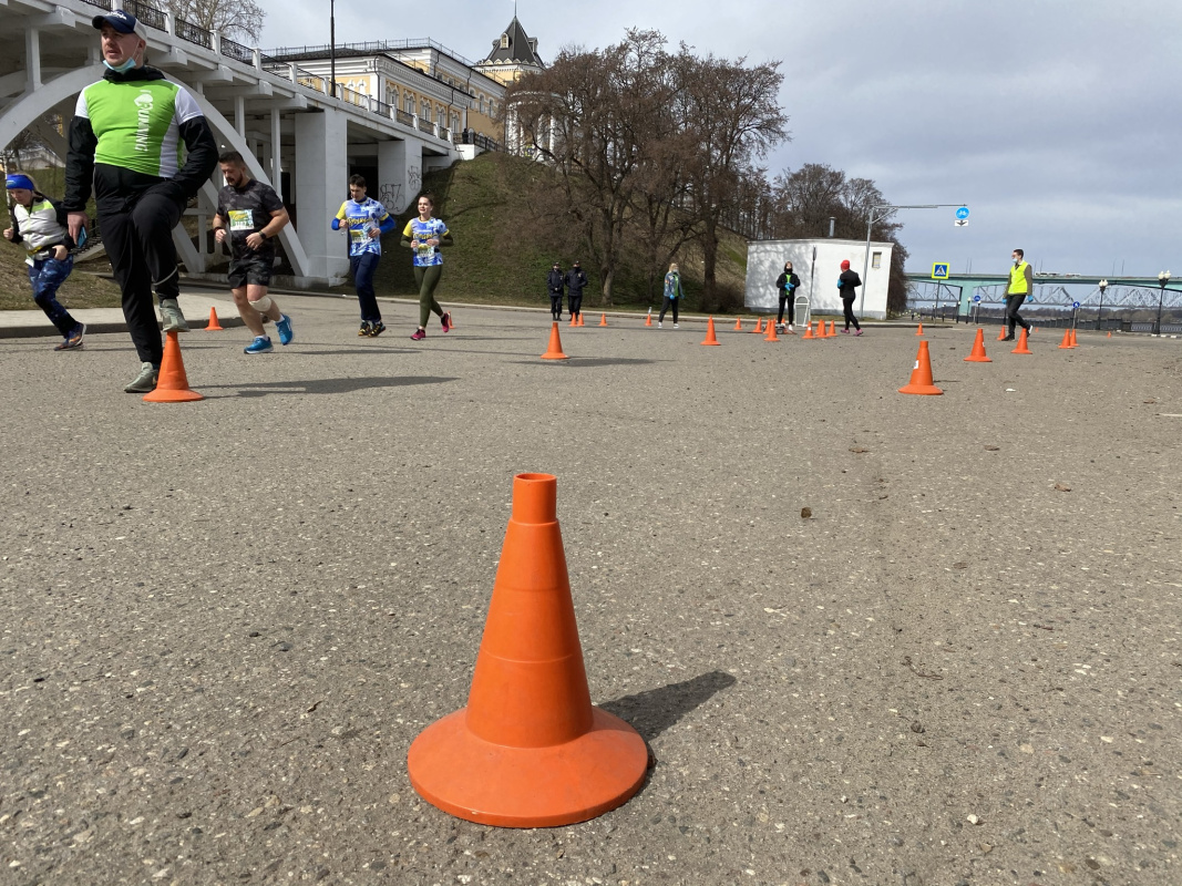 Разделение полос движения на трассе бегового марафона с помощью сигнальных конусов, г. Ярославль, Набережная р. Волга