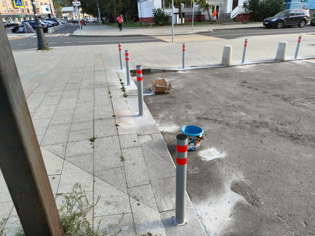 Парковочные столбики отделили парковку от пешеходной зоны - фото 5