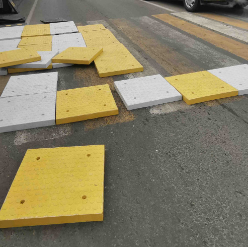 Процесс монтажа приподнятого пешеходного перехода из желтых и белых полимерпесчаных элементов Зебры