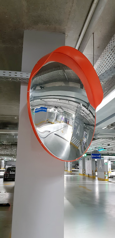 Зеркало сферическое с козырьком ЗС-800 для улучшения обзора при движении по парковке концертного центра «Зарядье», г. Москва