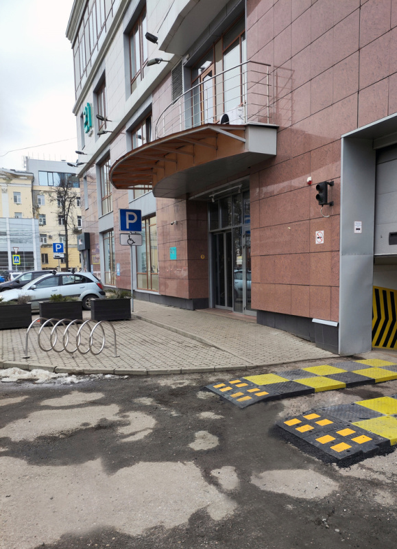 Выезд с парковки бизнес-центра - фото 2 Выезд с парковки бизнес-центра - фото 2