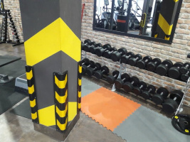 Вертикальная разметка и защита углов для обеспечения безопасности в тренажерном зале