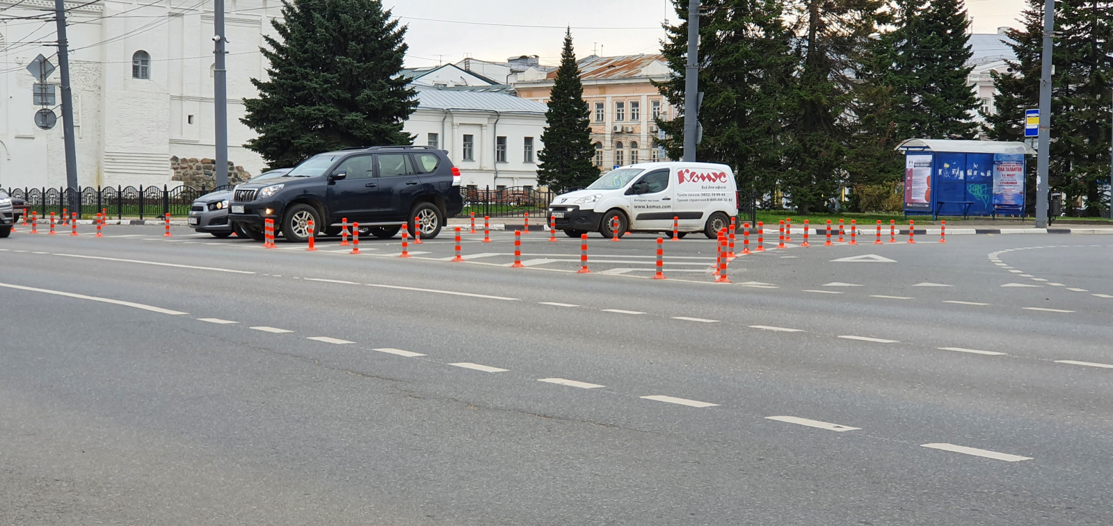 Гибкие парковочные столбики 450 мм, ограждающие островки безопасности на площади Волкова, г. Ярославль