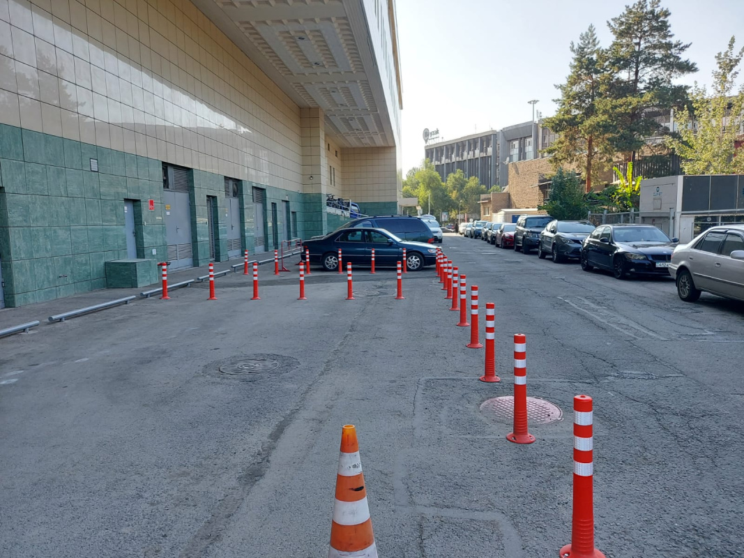 Разделительные гибкие столбики для безопасности движения по парковке у МФК Алмааты тауэрс