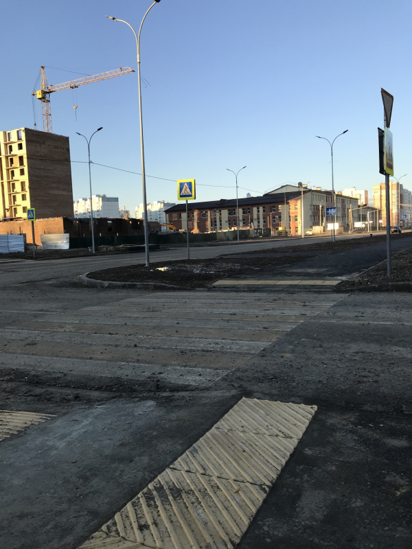 Пешеходный переход вблизи школы, оснащенный тактильной диагональной плиткой, Сокол-сити, Ярославль