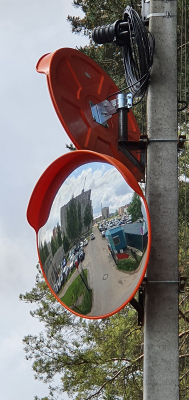 Зеркала сферические с козырьком для улучшения обзора при выезде с парковки, г. Ярославль