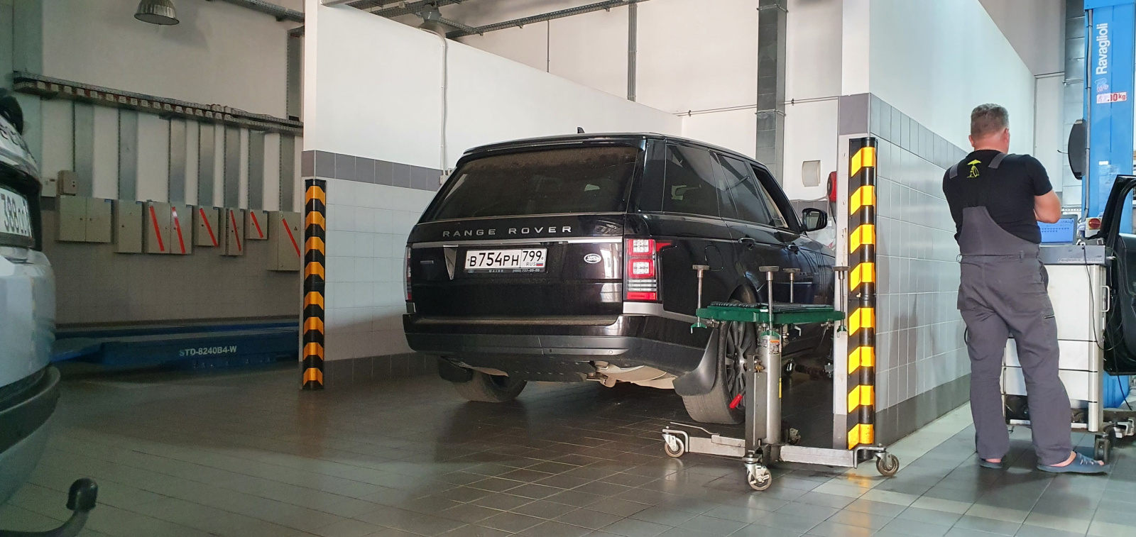 Вспомогательное оборудование защита углов на СТО, автосалон Jaguar, Land Rover г. Ярославль