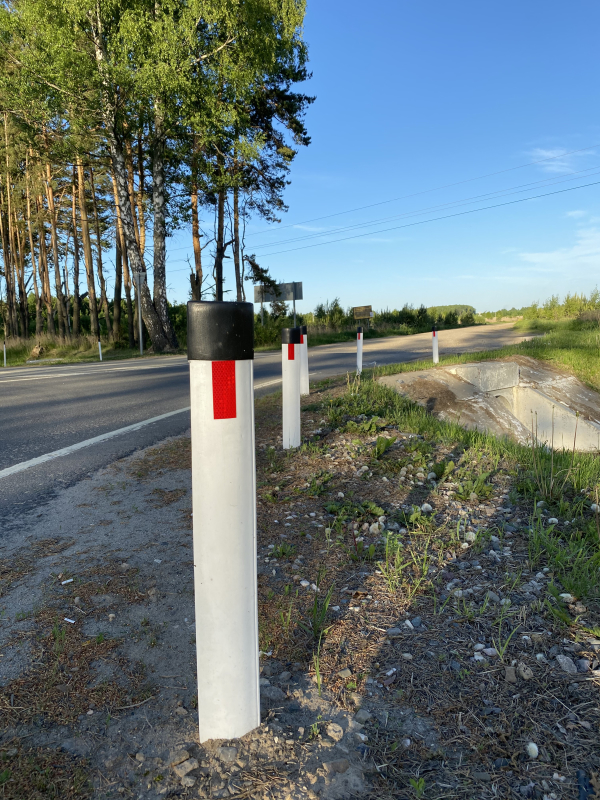 Монтаж сигнальных столбиков С3 для обозначения съезда с трассы
