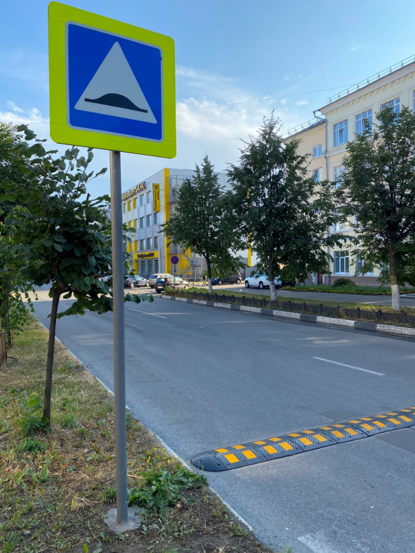 Дорожный знак 1.17 и искусственная дорожная неровность ИДН-500 перед школой №44, г. Ярославль