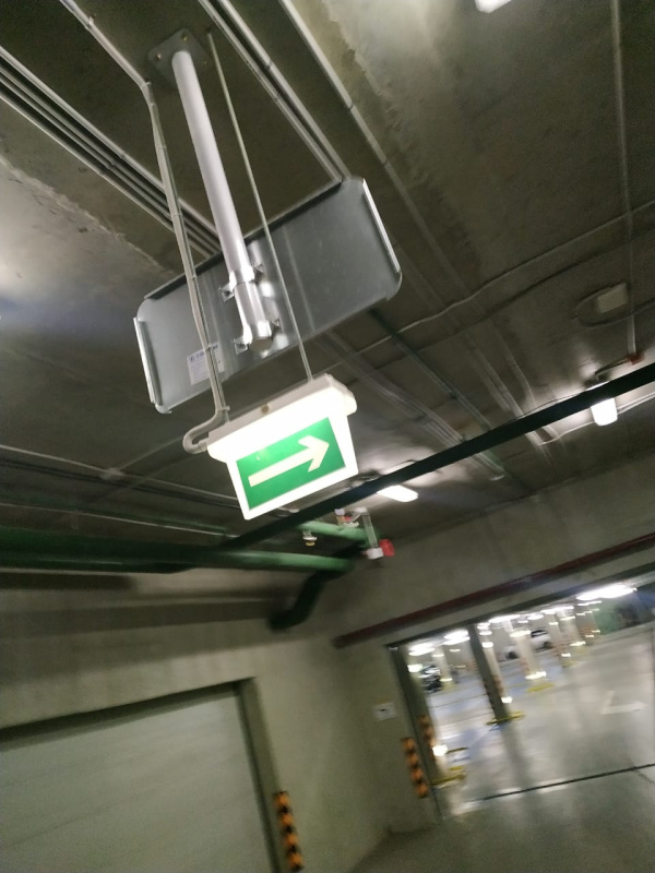 Световая табличка для ориентирования водителей в подземном паркинге на ул. Паршина, д.10, г. Москва