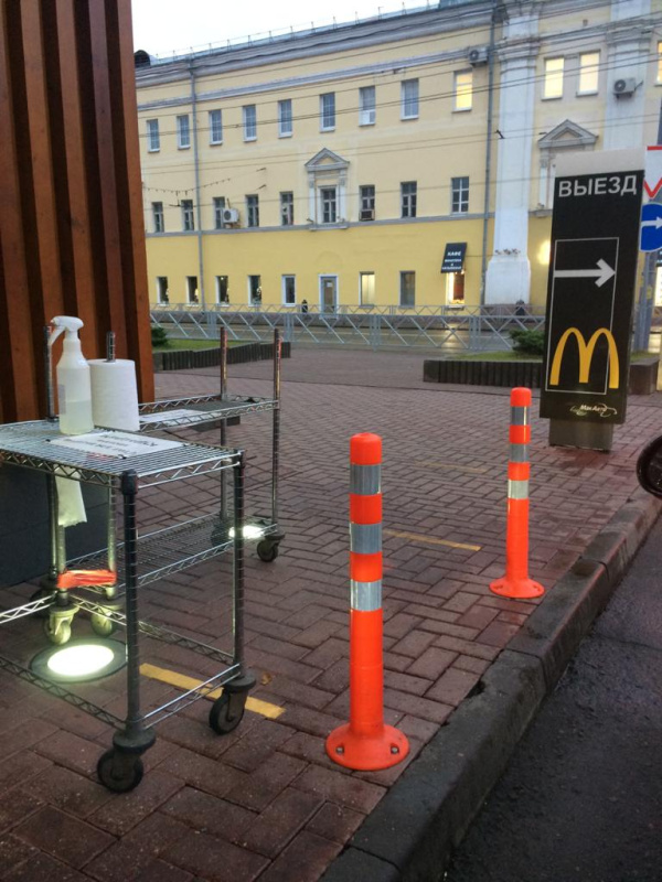 Обустройство уличной зоны выдачи заказов кафе гибкими столбиками 1000 мм, г. Ярославль