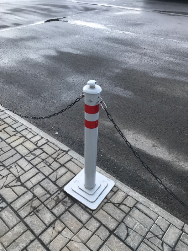 Анкерный парковочный столбик для ограждения парковочных мест у центрального входа в гостиницу «Azimut», Мурманск