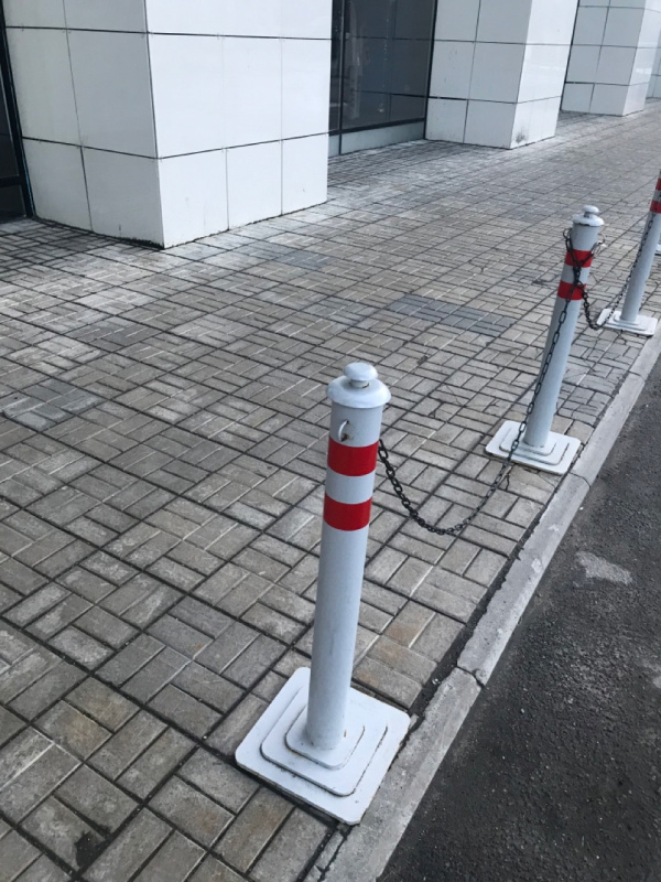 Ограждение парковки у гостиницы «Azimut»: столбики анкерные серии «Город» + цепь оцинкованная