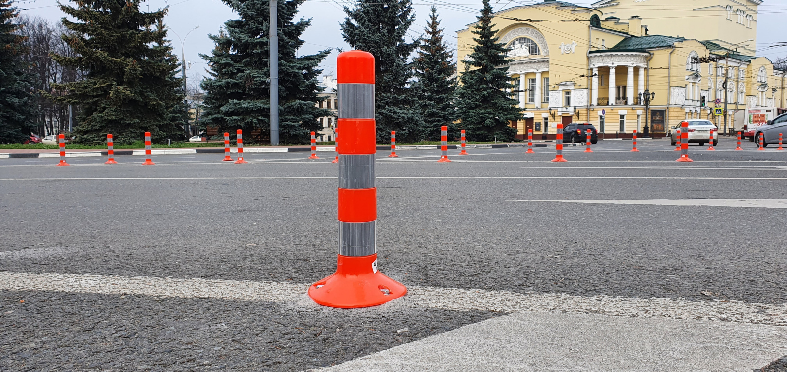 Обозначение островков безопасности на площади Волкова, г. Ярославль с помощью гибких столбиков 450 мм