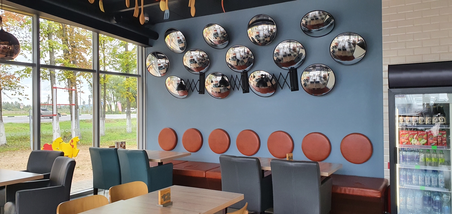 Стена дорожного кафе «Баранка» со сферическими зеркалами 400 мм