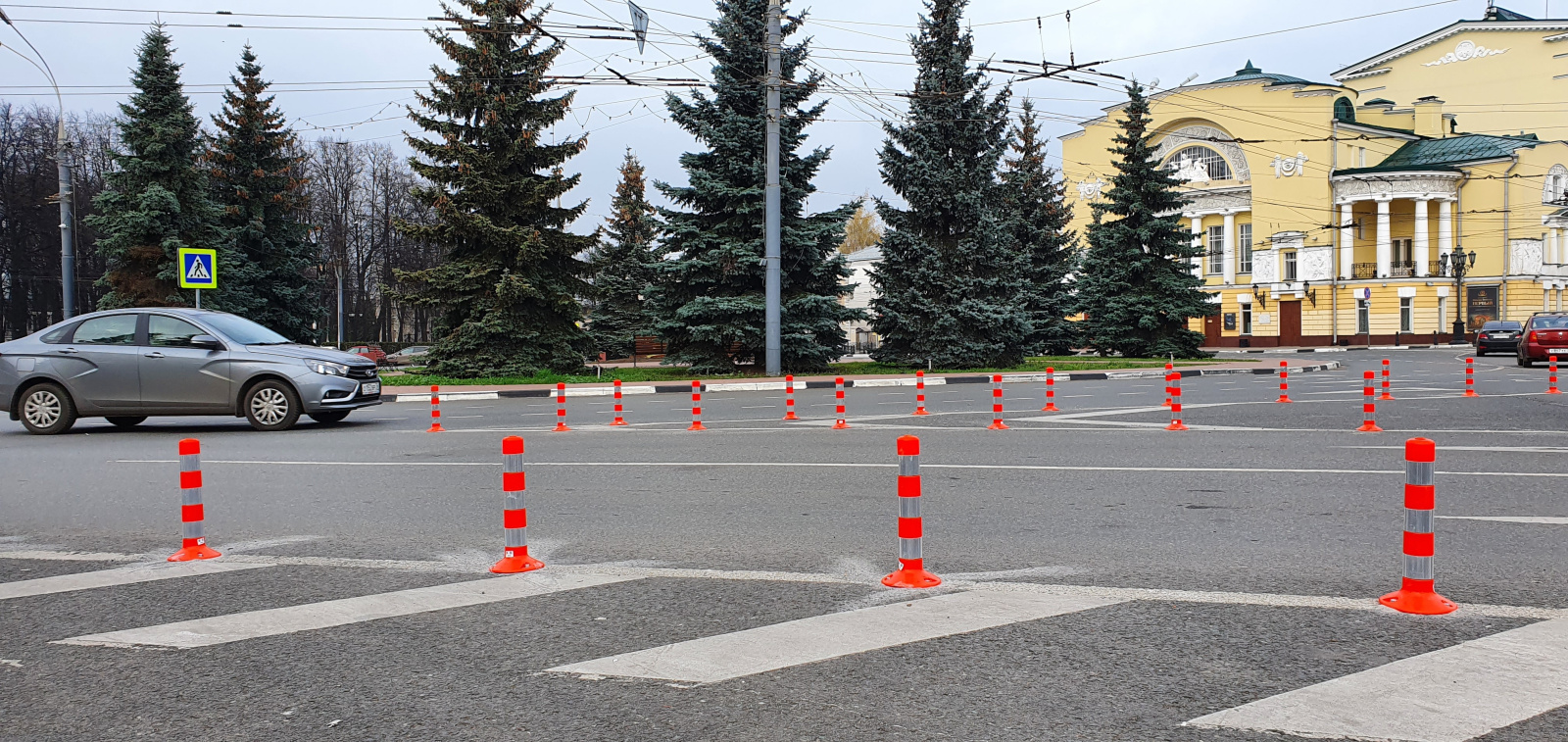 Островки безопасности на Волковской площади, обозначенные разделительными гибкими столбиками 450 мм