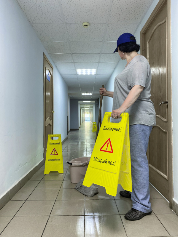Применение таблички «Мокрый пол» при влажной уборке, офисные помещения, г. Ярославль
