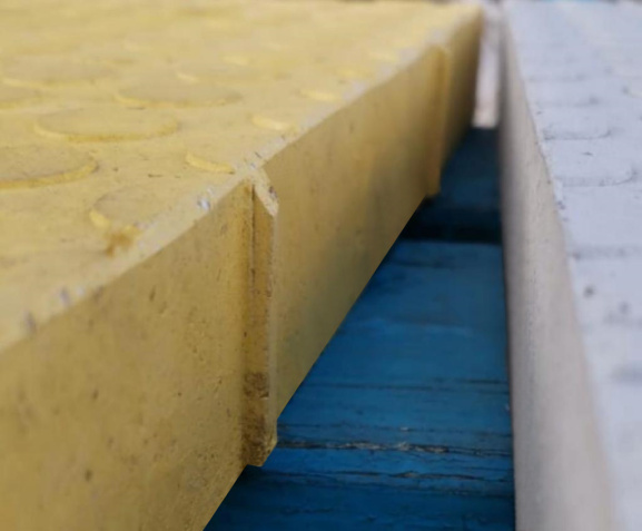 Желтая и белая композитные плитки приподнятой искусственной неровности высотой 50 мм