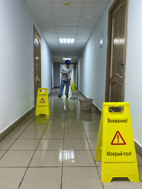 Предупреждение падения людей в помещениях со скользким полом и ступеньками с помощью таблички «Мокрый пол!»