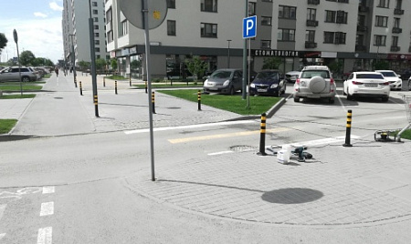 Обозначение границ велодорожки, парковки и пешеходной зоны