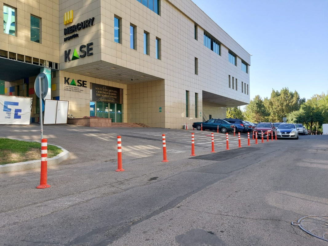 Парковочные места, обозначенные гибкими столбиками у МФК Almaty towers (г. Алма-Ата)