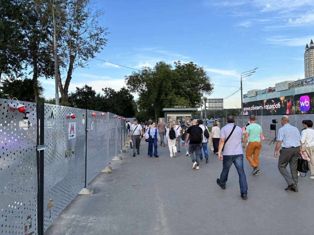 Гирлянда протянута по верхней линии ограждения - фото 5