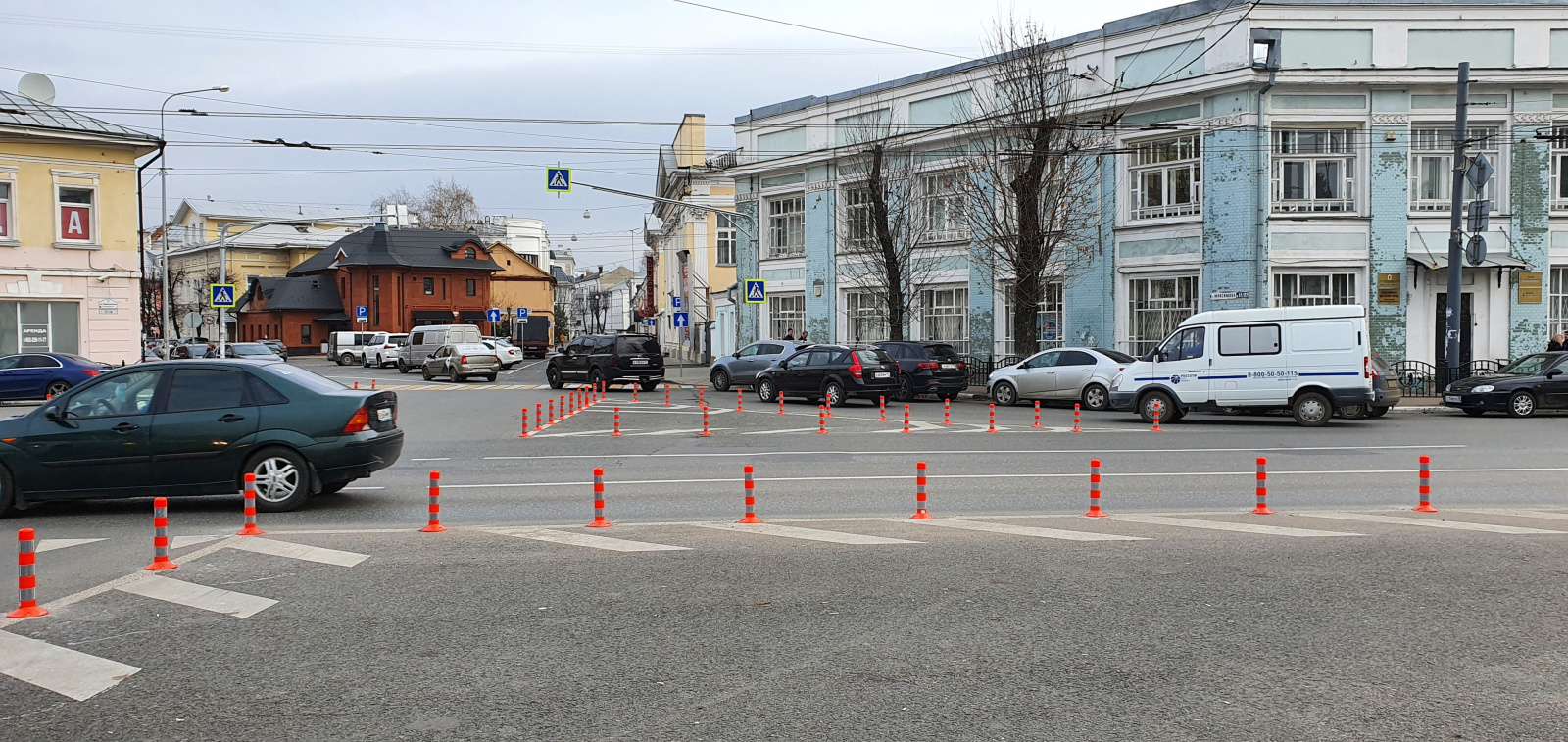 Разделение проезжей части и островков безопасности с помощью столбиков гибких для парковки, г. Ярославль