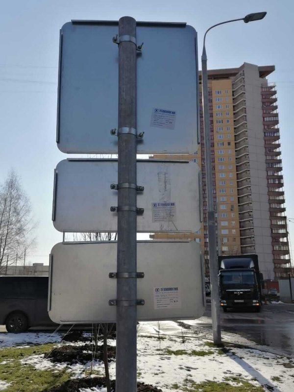 Знаки дорожные на стойке оцинкованной, вид сзади, г. Москва, ул. Новоникулинская