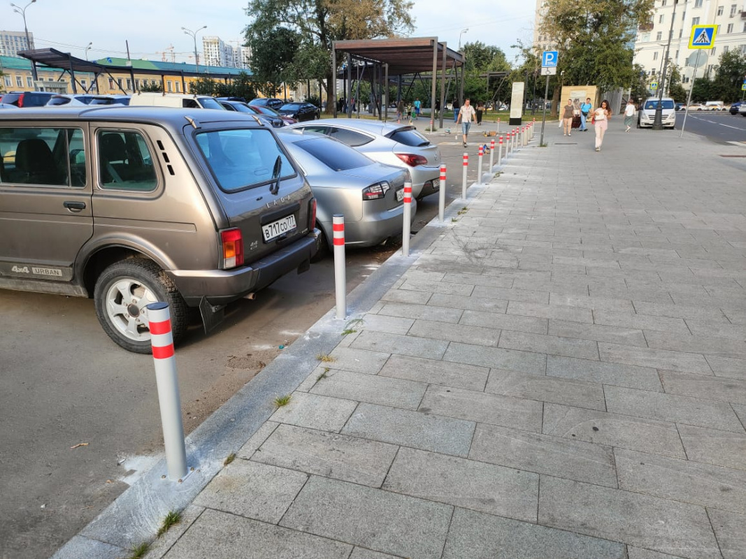 Парковочные столбики отделили парковку от пешеходной зоны - фото 1