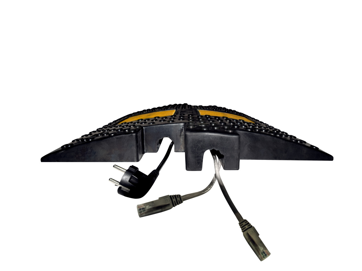 Лежачий полицейский ИДН-500 Резина с желобами для кабеля вид спереди