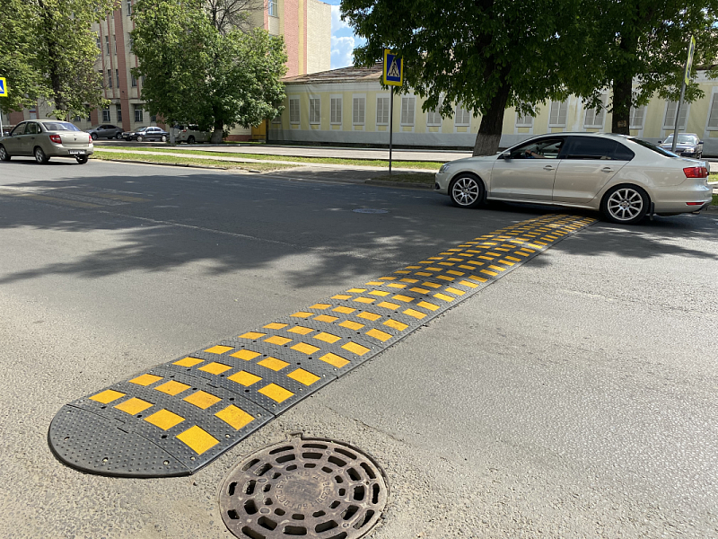 Резиновый ИДН-900 для обеспечения безопасности движения на проезжей части