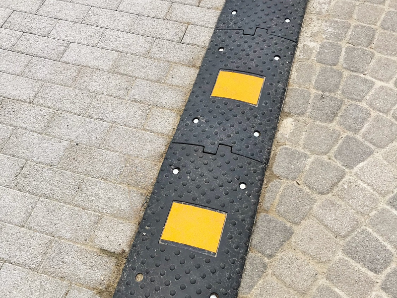 Искусственная неровность ИДН-300 со светоотражающей наклейкой