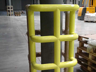 Защита колонн склада с помощью угловых металлических отбойников