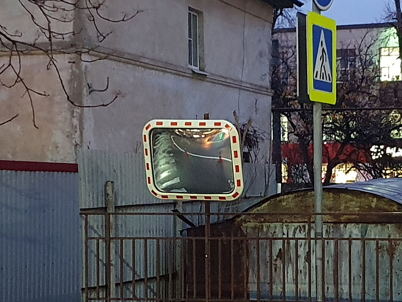 Сферическое зеркало прямоугольной формы при въезде на парковку