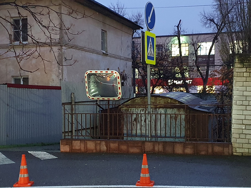 Монтаж прямоугольного дорожного зеркала при выезде с парковки