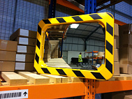 Установка промышленных прямоугольных зеркал на стеллажи склада
