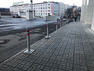 Разделение пешеходной зоны и проезжей части с помощью анкерных столбиков для парковки