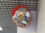 Зеркало сферическое с козырьком в торговом зале