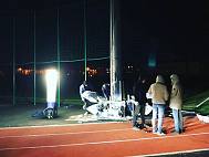 АОУ — источник света при проведении ремонтных работ на стадионе в темноте
