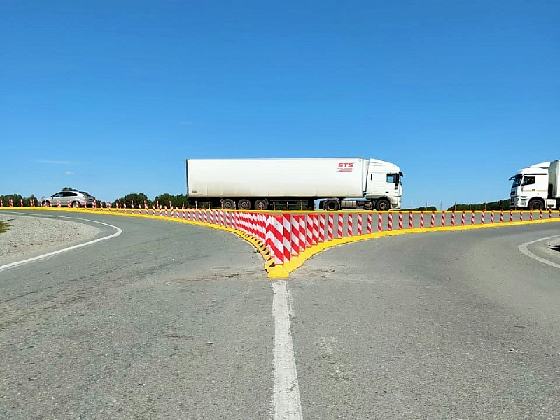 Обозначение направления движения с помощью композитных делиниаторов с сигнальными столбиками
