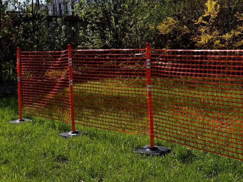 Сетка оградительная с вехами сигнальными для заграждения территории