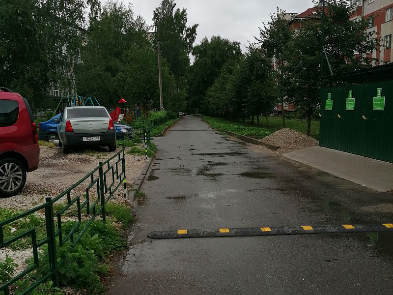 Лежачий полицейский на территории двора