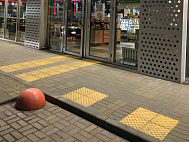 Бетонная тактильная плитка перед входом в кафе