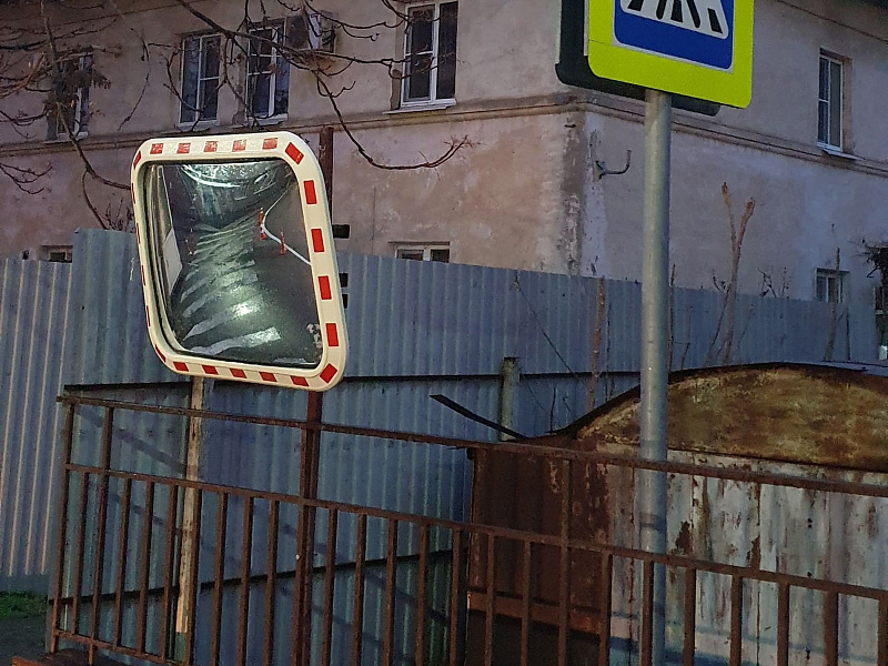 Зеркало прямоугольное с окантовкой на выезде с парковки